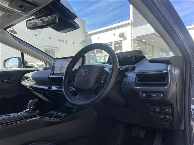 プリウス Ｚ　ワンオーナー　１２．３インチディスプレイオーディオ　パノラミックビュー　フルセグＴＶ　スマホ連携　デジタルインナーミラー　ＢＳＭ　前後ドラレコ　革シート　トヨタセーフティーセンス　ワイヤレス充電器（24枚目）