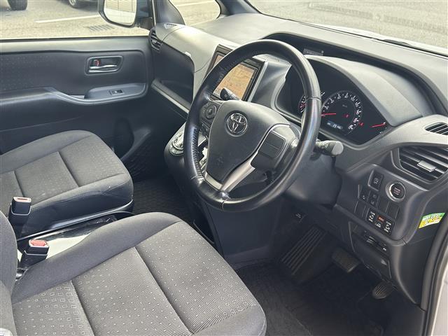 ヴォクシー V 7人乗 両側電動 純正9インチナビ バックカメラ フルセグ BT ドラレコ ETC クルコン 衝突軽減 レーンキープ オートライト LEDヘッドライト 純正15インチAW 前後コーナーセンサー(20枚目)