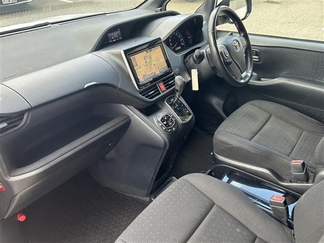 ヴォクシー V 7人乗 両側電動 純正9インチナビ バックカメラ フルセグ BT ドラレコ ETC クルコン 衝突軽減 レーンキープ オートライト LEDヘッドライト 純正15インチAW 前後コーナーセンサー(23枚目)