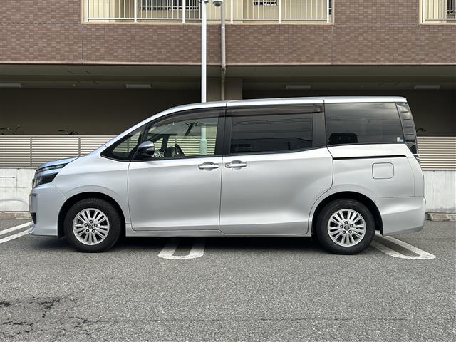 ヴォクシー V 7人乗 両側電動 純正9インチナビ バックカメラ フルセグ BT ドラレコ ETC クルコン 衝突軽減 レーンキープ オートライト LEDヘッドライト 純正15インチAW 前後コーナーセンサー(34枚目)
