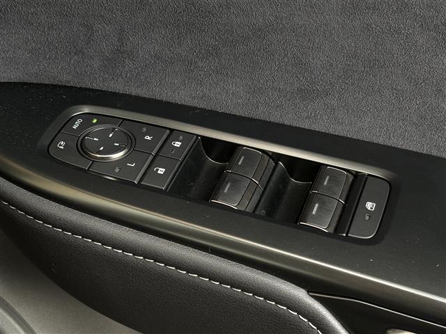 ＲＺ ＲＺ３００ｅ　バージョンＬ　パノラマルーフ（ルーフシェードあり）　マークレビンソン　デジタルインナーミラー　アドバンスドパーク　パーキングサポートブレーキ　おくだけ充電　充電ケーブル　１４インチタッチディスプレイ＋　カードキー（17枚目）