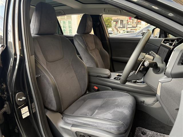 ＲＺ ＲＺ３００ｅ　バージョンＬ　パノラマルーフ（ルーフシェードあり）　マークレビンソン　デジタルインナーミラー　アドバンスドパーク　パーキングサポートブレーキ　おくだけ充電　充電ケーブル　１４インチタッチディスプレイ＋　カードキー（22枚目）