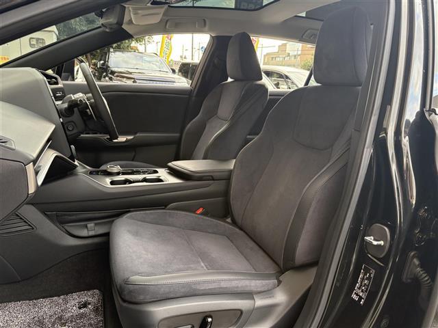 ＲＺ ＲＺ３００ｅ　バージョンＬ　パノラマルーフ（ルーフシェードあり）　マークレビンソン　デジタルインナーミラー　アドバンスドパーク　パーキングサポートブレーキ　おくだけ充電　充電ケーブル　１４インチタッチディスプレイ＋　カードキー（25枚目）