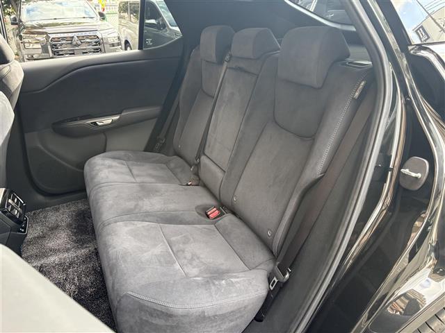 ＲＺ ＲＺ３００ｅ　バージョンＬ　パノラマルーフ（ルーフシェードあり）　マークレビンソン　デジタルインナーミラー　アドバンスドパーク　パーキングサポートブレーキ　おくだけ充電　充電ケーブル　１４インチタッチディスプレイ＋　カードキー（27枚目）