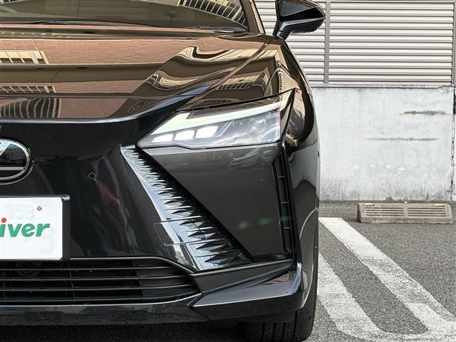 ＲＺ ＲＺ３００ｅ　バージョンＬ　パノラマルーフ（ルーフシェードあり）　マークレビンソン　デジタルインナーミラー　アドバンスドパーク　パーキングサポートブレーキ　おくだけ充電　充電ケーブル　１４インチタッチディスプレイ＋　カードキー（30枚目）