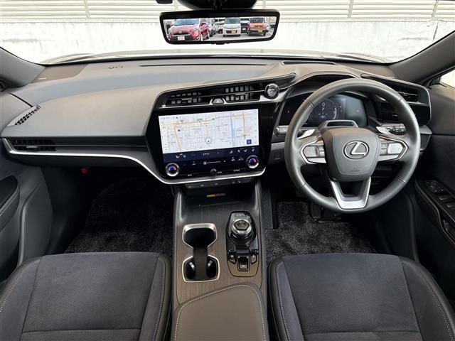 ＲＺ ＲＺ３００ｅ　バージョンＬ　パノラマルーフ（ルーフシェードあり）　マークレビンソン　デジタルインナーミラー　アドバンスドパーク　パーキングサポートブレーキ　おくだけ充電　充電ケーブル　１４インチタッチディスプレイ＋　カードキー（42枚目）