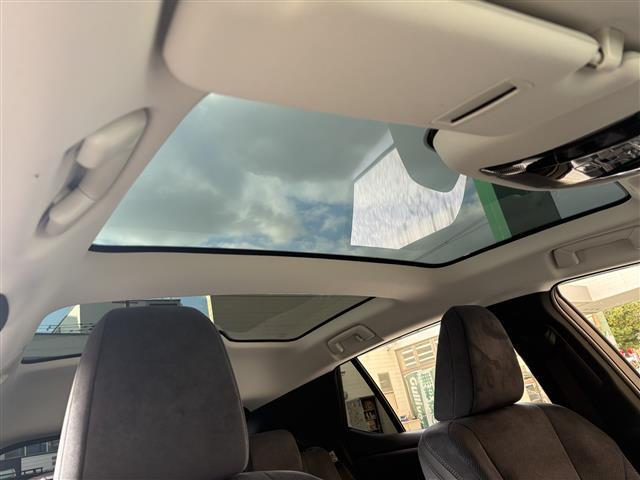 ＲＺ ＲＺ３００ｅ　バージョンＬ　パノラマルーフ（ルーフシェードあり）　マークレビンソン　デジタルインナーミラー　アドバンスドパーク　パーキングサポートブレーキ　おくだけ充電　充電ケーブル　１４インチタッチディスプレイ＋　カードキー（43枚目）