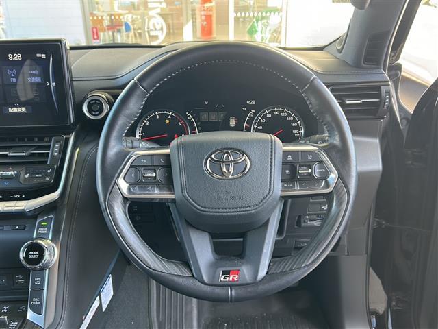 ランドクルーザー ＧＲスポーツ　純正ＳＤナビ　ＪＢＬサウンド　サンルーフ　全方位カメラ　ＨＵＤ　ディーゼル　４ＷＤ　ＢＳＭ　メモリーシート　マルチテレインモニター　ＲＣＴＡ　ＲＣＤ　クリアランスソナー　クールボックス　３眼ＬＥＤ（16枚目）