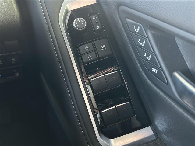 ランドクルーザー ＧＲスポーツ　純正ＳＤナビ　ＪＢＬサウンド　サンルーフ　全方位カメラ　ＨＵＤ　ディーゼル　４ＷＤ　ＢＳＭ　メモリーシート　マルチテレインモニター　ＲＣＴＡ　ＲＣＤ　クリアランスソナー　クールボックス　３眼ＬＥＤ（23枚目）