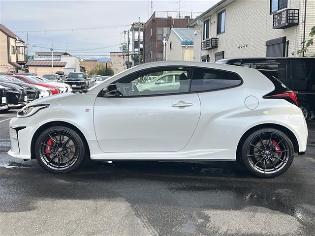 ＧＲヤリス ＲＺ　ハイパフォーマンス　ワンオーナー／ＪＢＬプレミアムサウンド／９インチＯＰ純正メモリーナビ／バックカメラ／ＧＲ赤キャリパー／黒ハーフレザーシート／３眼ＬＥＤヘッドライト／純正１８インチアルミホイール／前席シートヒーター（5枚目）