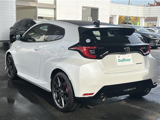 ＧＲヤリス ＲＺ　ハイパフォーマンス　ワンオーナー／ＪＢＬプレミアムサウンド／９インチＯＰ純正メモリーナビ／バックカメラ／ＧＲ赤キャリパー／黒ハーフレザーシート／３眼ＬＥＤヘッドライト／純正１８インチアルミホイール／前席シートヒーター（6枚目）