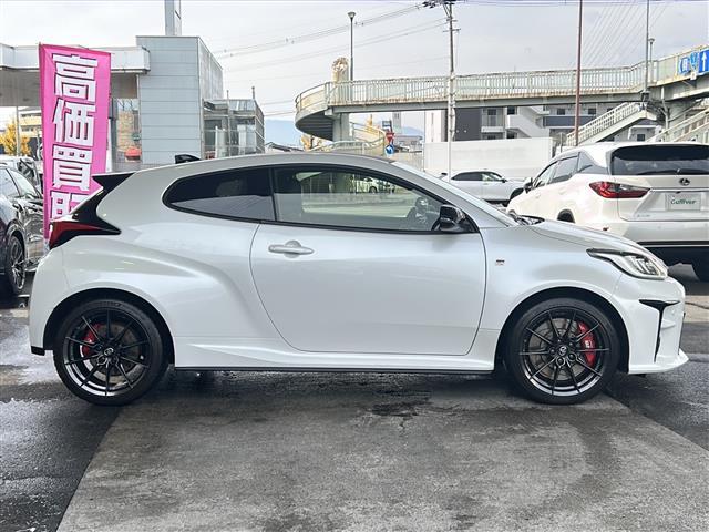 ＧＲヤリス ＲＺ　ハイパフォーマンス　ワンオーナー／ＪＢＬプレミアムサウンド／９インチＯＰ純正メモリーナビ／バックカメラ／ＧＲ赤キャリパー／黒ハーフレザーシート／３眼ＬＥＤヘッドライト／純正１８インチアルミホイール／前席シートヒーター（8枚目）