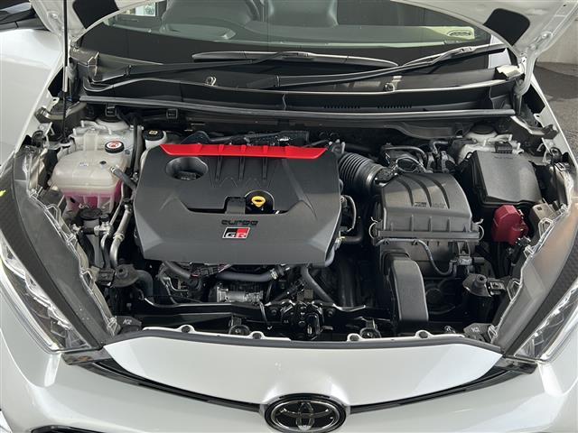 ＧＲヤリス ＲＺ　ハイパフォーマンス　ワンオーナー／ＪＢＬプレミアムサウンド／９インチＯＰ純正メモリーナビ／バックカメラ／ＧＲ赤キャリパー／黒ハーフレザーシート／３眼ＬＥＤヘッドライト／純正１８インチアルミホイール／前席シートヒーター（18枚目）