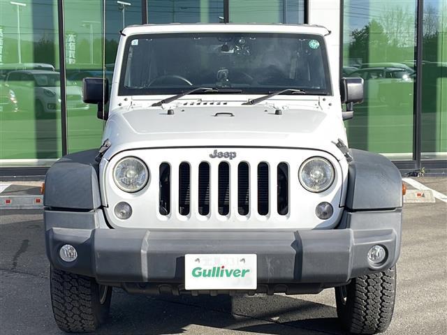 ジープ・ラングラーアンリミテッド スポーツ　４ＷＤ　社外７インチナビ　フルセグＴＶ　テレビキッド　リモコンキー　ＥＴＣ　前後ドラレコ　純正フロアマットバックカメラ　ＬＥＤヘッドライト　ミラーヒーター　純正アルミホイール（4枚目）