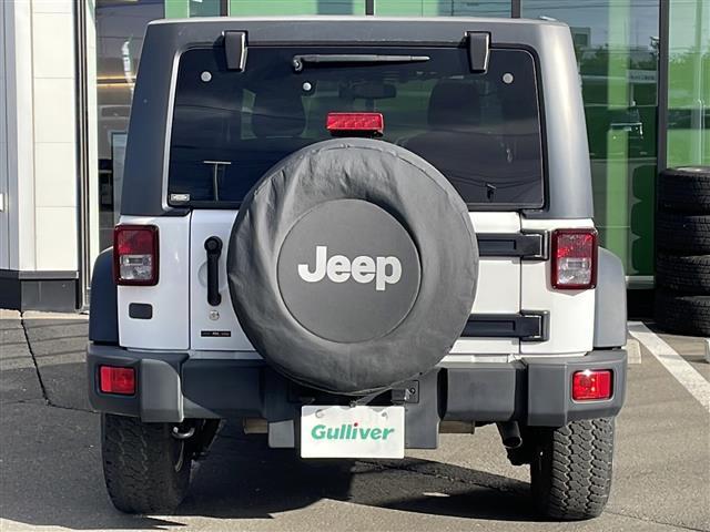 ジープ・ラングラーアンリミテッド スポーツ　４ＷＤ　社外７インチナビ　フルセグＴＶ　テレビキッド　リモコンキー　ＥＴＣ　前後ドラレコ　純正フロアマットバックカメラ　ＬＥＤヘッドライト　ミラーヒーター　純正アルミホイール（5枚目）