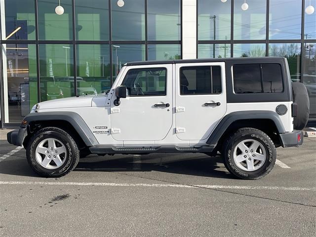 ジープ・ラングラーアンリミテッド スポーツ　４ＷＤ　社外７インチナビ　フルセグＴＶ　テレビキッド　リモコンキー　ＥＴＣ　前後ドラレコ　純正フロアマットバックカメラ　ＬＥＤヘッドライト　ミラーヒーター　純正アルミホイール（6枚目）