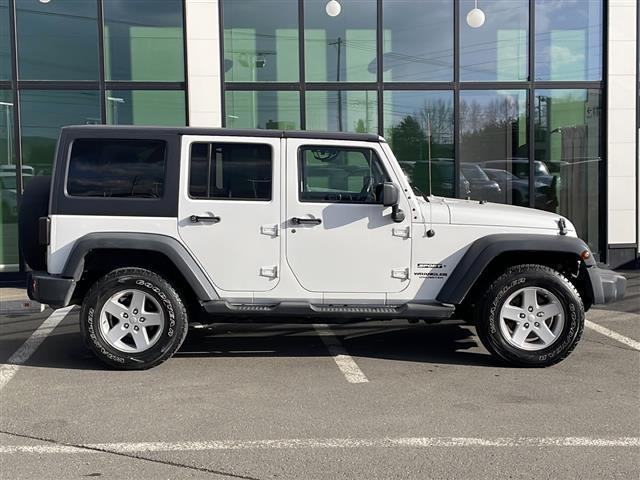 ジープ・ラングラーアンリミテッド スポーツ　４ＷＤ　社外７インチナビ　フルセグＴＶ　テレビキッド　リモコンキー　ＥＴＣ　前後ドラレコ　純正フロアマットバックカメラ　ＬＥＤヘッドライト　ミラーヒーター　純正アルミホイール（7枚目）