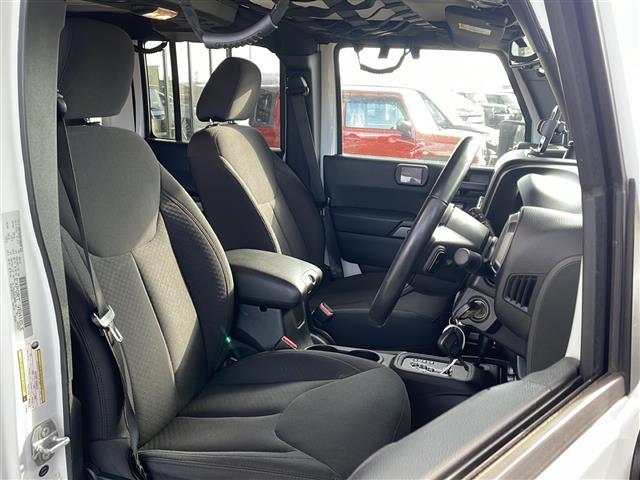 ジープ・ラングラーアンリミテッド スポーツ　４ＷＤ　社外７インチナビ　フルセグＴＶ　テレビキッド　リモコンキー　ＥＴＣ　前後ドラレコ　純正フロアマットバックカメラ　ＬＥＤヘッドライト　ミラーヒーター　純正アルミホイール（8枚目）