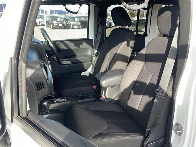 ジープ・ラングラーアンリミテッド スポーツ　４ＷＤ　社外７インチナビ　フルセグＴＶ　テレビキッド　リモコンキー　ＥＴＣ　前後ドラレコ　純正フロアマットバックカメラ　ＬＥＤヘッドライト　ミラーヒーター　純正アルミホイール（9枚目）