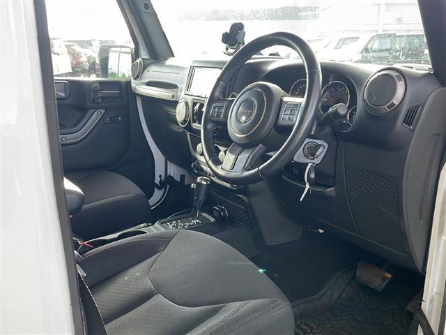 ジープ・ラングラーアンリミテッド スポーツ　４ＷＤ　社外７インチナビ　フルセグＴＶ　テレビキッド　リモコンキー　ＥＴＣ　前後ドラレコ　純正フロアマットバックカメラ　ＬＥＤヘッドライト　ミラーヒーター　純正アルミホイール（10枚目）