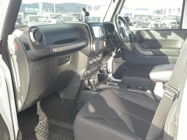 ジープ・ラングラーアンリミテッド スポーツ　４ＷＤ　社外７インチナビ　フルセグＴＶ　テレビキッド　リモコンキー　ＥＴＣ　前後ドラレコ　純正フロアマットバックカメラ　ＬＥＤヘッドライト　ミラーヒーター　純正アルミホイール（11枚目）