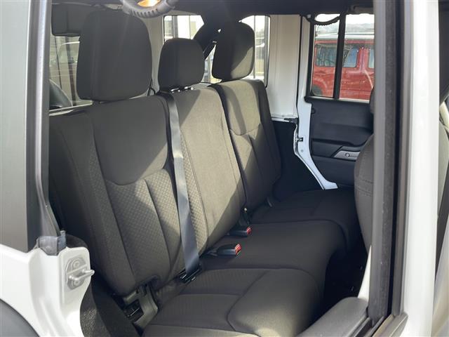 ジープ・ラングラーアンリミテッド スポーツ　４ＷＤ　社外７インチナビ　フルセグＴＶ　テレビキッド　リモコンキー　ＥＴＣ　前後ドラレコ　純正フロアマットバックカメラ　ＬＥＤヘッドライト　ミラーヒーター　純正アルミホイール（12枚目）