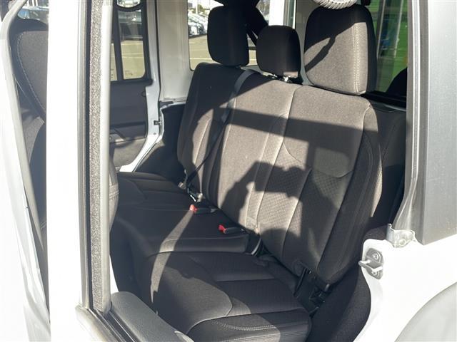 ジープ・ラングラーアンリミテッド スポーツ　４ＷＤ　社外７インチナビ　フルセグＴＶ　テレビキッド　リモコンキー　ＥＴＣ　前後ドラレコ　純正フロアマットバックカメラ　ＬＥＤヘッドライト　ミラーヒーター　純正アルミホイール（13枚目）