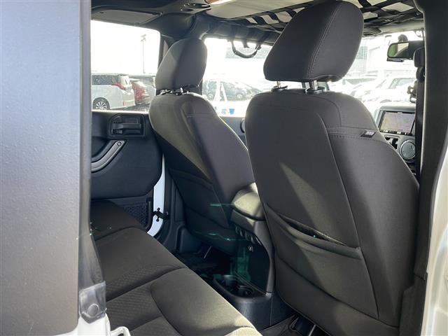 ジープ・ラングラーアンリミテッド スポーツ　４ＷＤ　社外７インチナビ　フルセグＴＶ　テレビキッド　リモコンキー　ＥＴＣ　前後ドラレコ　純正フロアマットバックカメラ　ＬＥＤヘッドライト　ミラーヒーター　純正アルミホイール（14枚目）