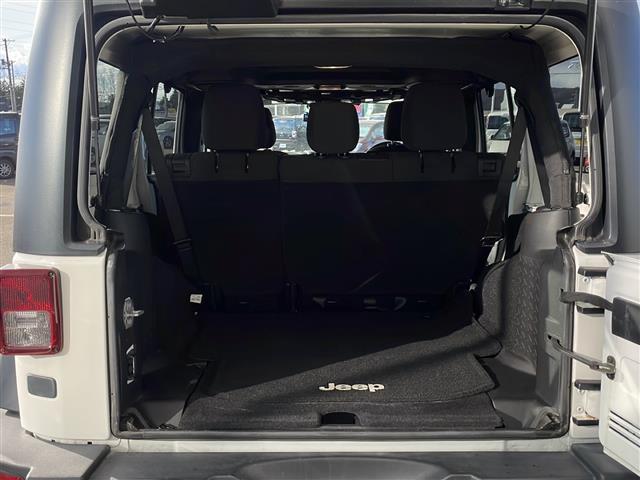 ジープ・ラングラーアンリミテッド スポーツ　４ＷＤ　社外７インチナビ　フルセグＴＶ　テレビキッド　リモコンキー　ＥＴＣ　前後ドラレコ　純正フロアマットバックカメラ　ＬＥＤヘッドライト　ミラーヒーター　純正アルミホイール（16枚目）