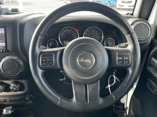 ジープ・ラングラーアンリミテッド スポーツ　４ＷＤ　社外７インチナビ　フルセグＴＶ　テレビキッド　リモコンキー　ＥＴＣ　前後ドラレコ　純正フロアマットバックカメラ　ＬＥＤヘッドライト　ミラーヒーター　純正アルミホイール（20枚目）