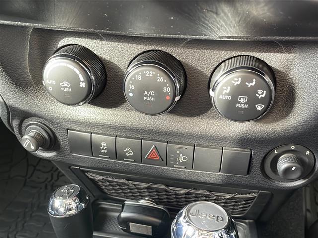 ジープ・ラングラーアンリミテッド スポーツ　４ＷＤ　社外７インチナビ　フルセグＴＶ　テレビキッド　リモコンキー　ＥＴＣ　前後ドラレコ　純正フロアマットバックカメラ　ＬＥＤヘッドライト　ミラーヒーター　純正アルミホイール（26枚目）