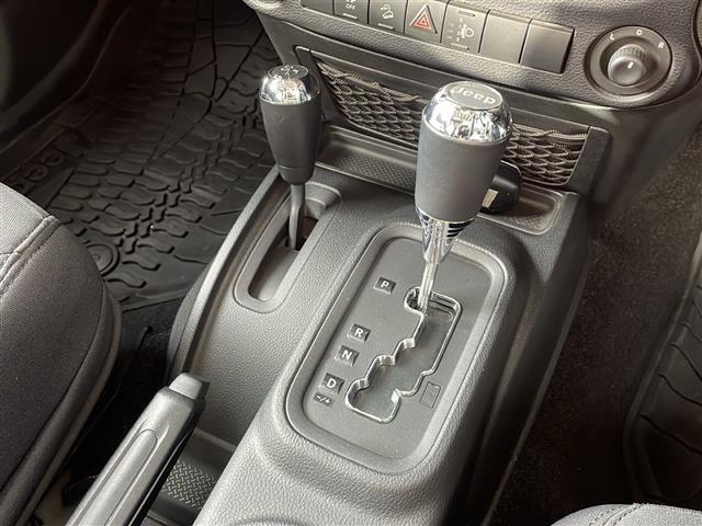 ジープ・ラングラーアンリミテッド スポーツ　４ＷＤ　社外７インチナビ　フルセグＴＶ　テレビキッド　リモコンキー　ＥＴＣ　前後ドラレコ　純正フロアマットバックカメラ　ＬＥＤヘッドライト　ミラーヒーター　純正アルミホイール（31枚目）