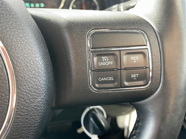 ジープ・ラングラーアンリミテッド スポーツ　４ＷＤ　社外７インチナビ　フルセグＴＶ　テレビキッド　リモコンキー　ＥＴＣ　前後ドラレコ　純正フロアマットバックカメラ　ＬＥＤヘッドライト　ミラーヒーター　純正アルミホイール（35枚目）