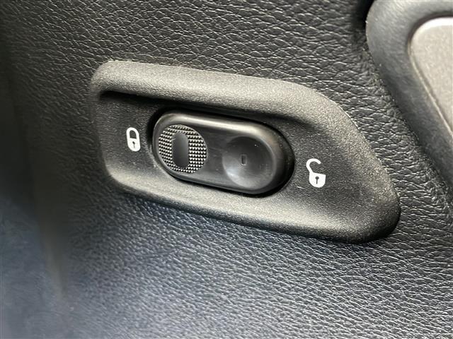 ジープ・ラングラーアンリミテッド スポーツ　４ＷＤ　社外７インチナビ　フルセグＴＶ　テレビキッド　リモコンキー　ＥＴＣ　前後ドラレコ　純正フロアマットバックカメラ　ＬＥＤヘッドライト　ミラーヒーター　純正アルミホイール（36枚目）