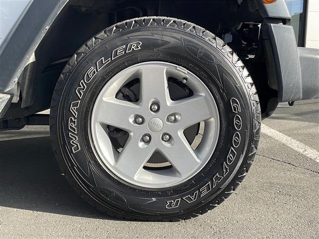 ジープ・ラングラーアンリミテッド スポーツ　４ＷＤ　社外７インチナビ　フルセグＴＶ　テレビキッド　リモコンキー　ＥＴＣ　前後ドラレコ　純正フロアマットバックカメラ　ＬＥＤヘッドライト　ミラーヒーター　純正アルミホイール（39枚目）