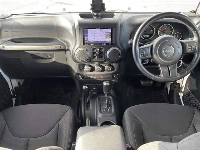 ジープ・ラングラーアンリミテッド スポーツ　４ＷＤ　社外７インチナビ　フルセグＴＶ　テレビキッド　リモコンキー　ＥＴＣ　前後ドラレコ　純正フロアマットバックカメラ　ＬＥＤヘッドライト　ミラーヒーター　純正アルミホイール（41枚目）