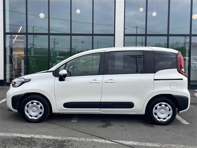 シエンタ ハイブリッドX ・4WD・社外SDナビ(BT・CD・ラジオ)・バックカメラ・片側パワースライドドア・レーダークルーズコントロール・ビルドインETC・オートライト・オートマチックハイビーム・レーンキープアシスト(7枚目)