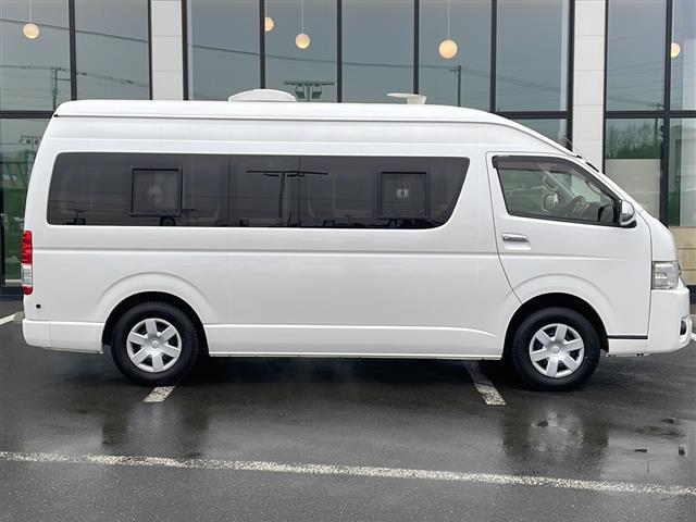 ハイエースバン ロングワイドスーパーGL ・4WD・キャンピング仕様・シンク・冷蔵庫・電子レンジ・FFヒーター・換気扇・テレビ・外部電源・取り外しテーブル・可変式ベッド・社外SDメモリナビ・・バックカメラ・片側パワースライドドア(7枚目)