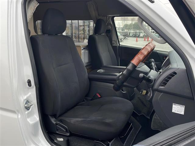 ハイエースバン ロングワイドスーパーGL ・4WD・キャンピング仕様・シンク・冷蔵庫・電子レンジ・FFヒーター・換気扇・テレビ・外部電源・取り外しテーブル・可変式ベッド・社外SDメモリナビ・・バックカメラ・片側パワースライドドア(8枚目)