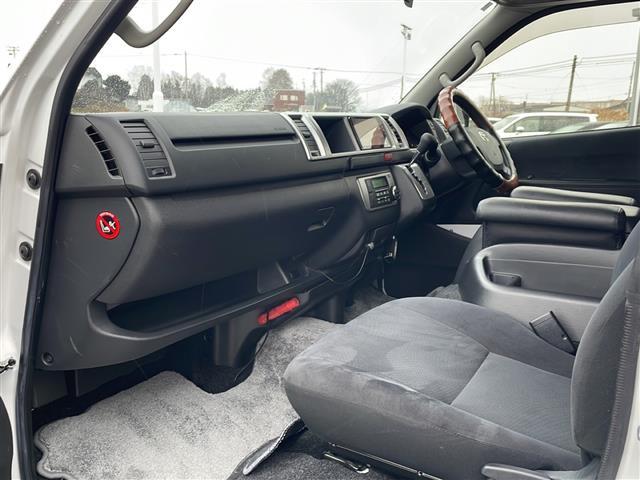 ハイエースバン ロングワイドスーパーGL ・4WD・キャンピング仕様・シンク・冷蔵庫・電子レンジ・FFヒーター・換気扇・テレビ・外部電源・取り外しテーブル・可変式ベッド・社外SDメモリナビ・・バックカメラ・片側パワースライドドア(9枚目)