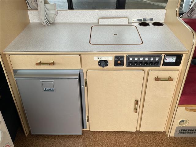 ハイエースバン ロングワイドスーパーGL ・4WD・キャンピング仕様・シンク・冷蔵庫・電子レンジ・FFヒーター・換気扇・テレビ・外部電源・取り外しテーブル・可変式ベッド・社外SDメモリナビ・・バックカメラ・片側パワースライドドア(24枚目)