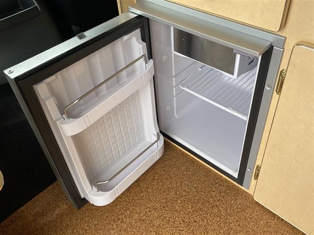 ハイエースバン ロングワイドスーパーGL ・4WD・キャンピング仕様・シンク・冷蔵庫・電子レンジ・FFヒーター・換気扇・テレビ・外部電源・取り外しテーブル・可変式ベッド・社外SDメモリナビ・・バックカメラ・片側パワースライドドア(25枚目)