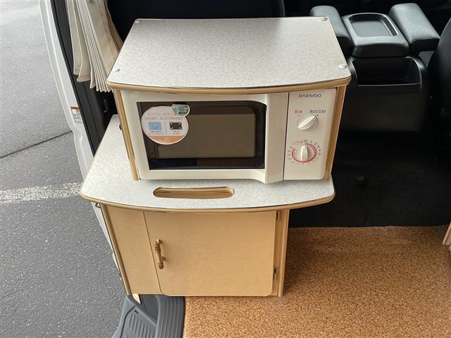 ハイエースバン ロングワイドスーパーGL ・4WD・キャンピング仕様・シンク・冷蔵庫・電子レンジ・FFヒーター・換気扇・テレビ・外部電源・取り外しテーブル・可変式ベッド・社外SDメモリナビ・・バックカメラ・片側パワースライドドア(26枚目)