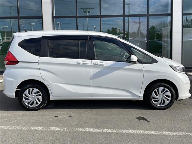 フリード Ｇ・ホンダセンシング　・４ＷＤ・社外ＳＤメモリナビ（ＣＤ・ＤＶＤ・ＢＴ・フルセグ・ＳＤ・ｉｐｏｄ）・バックカメラ・両側パワースライドドア・横滑り防止装置・ワイパーデアイサー・ホンダセンシング・ビルトインＥＴＣ（7枚目）