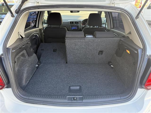 ポロ TSIコンフォートラインアップグレードパック SDナビ/フルセグTV/FM/AM/BT/DS/USB/AUX/バックカメラ/ETC/トノカバー/クルーズコントロール//横滑り防止装置/衝突被害軽減ブレーキ/アイドリングストップ/リモコンキー(31枚目)