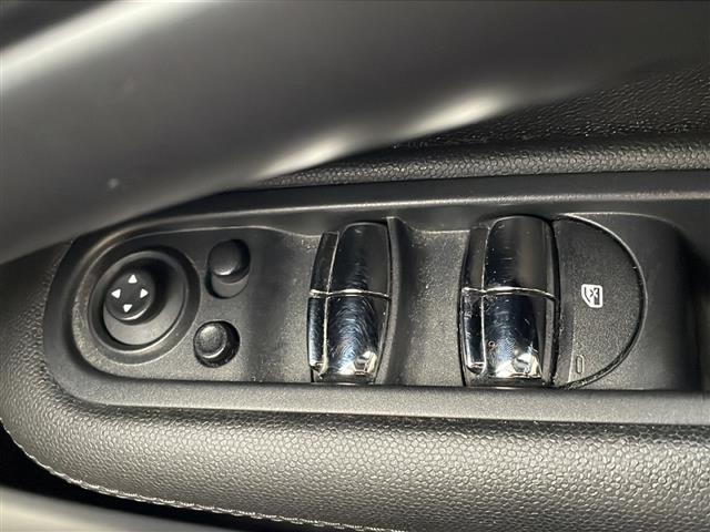 MINI クーパーSD クロスオーバー 社外HDDナビ/フルセグTV/CD/DVD/SD/Bluetooth/Bカメラ/ETC/パドルシフト/ルーフレール/純正18インチAW/プッシュスタート/リモコンキー/スペアキー/フロアマット(16枚目)