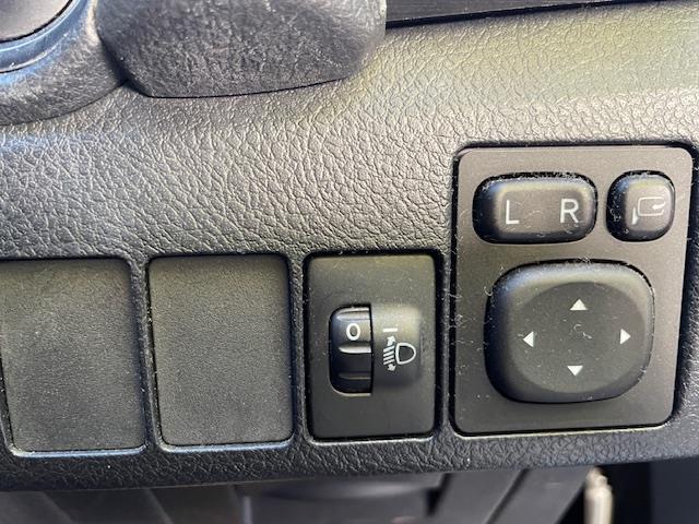 オーリス １５０Ｘ　純正ナビ　バックカメラ　ＥＴＣ　盗難防止装置　フォグランプ　純正フロアマット　パワーステアリング　ＭＴモード付ＡＴ　保証書　取扱説明書　スペアキー×１（27枚目）