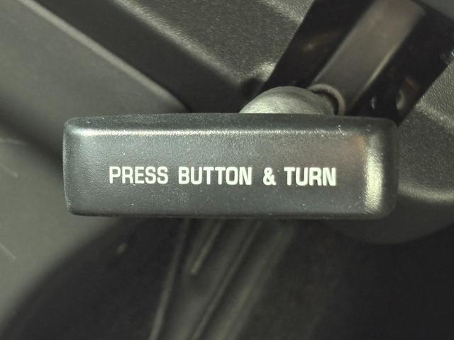 ハイエースバン スーパーＧＬ　ダークプライムＩＩ　両側パワースライドドア　衝突被害軽減ブレーキ　レーンアシスト　オートマチックハイビーム　純正ナビ　フルセグＴＶ　ＣＤ　ＤＶＤ　ＢＴ　バックカメラ　ＥＴＣ　デジタルインナーミラー　ワンオーナー　禁煙車（39枚目）