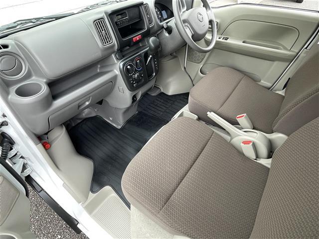 ＮＶ１００クリッパーバン ＤＸ　登録時３４３ｋｍ／ワンオーナー／純正オーディオ／横滑り防止／衝突被害軽減ブレーキ／ふらつき警報／車線逸脱警報／アイドリングストップ／電格ミラー／純正ラバーマット／電源ソケット／ＵＳＢ端子×１　Ｃ端子１（20枚目）