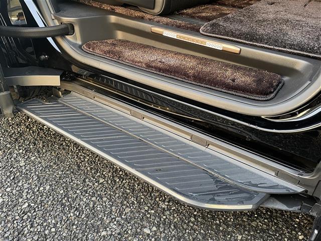 アルファードハイブリッド エグゼクティブラウンジ　ワンオーナー／モデリスタエアロフロント／サイド／リヤ／マルチカラーインテリアイルミ／左右独立ムーンルーフ／純正１４インチフリップダウンモニター／ＪＢＬサウンド／ユニバーサルステップ左右／デジタルＭ（31枚目）